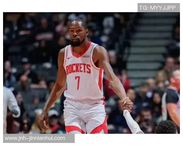 谢泼德与杜兰特击掌庆祝打得可以的默契配合引发全场欢呼